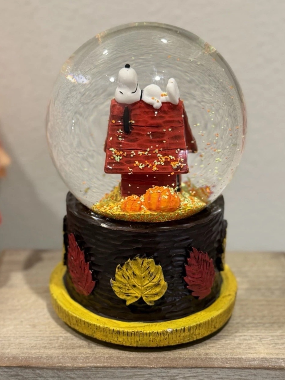 Snoopy Musical Snow Globe With Doghouse & Leaves Autumn/Fall New